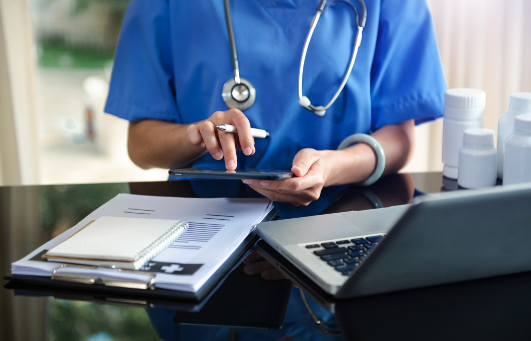 Cómo elegir un seguro de salud en Colombia según tu edad y necesidades